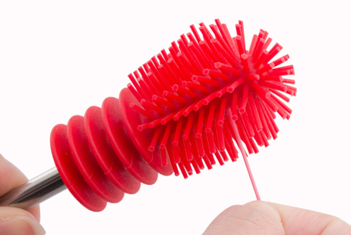 硅膠材質(zhì)對于小孩子和家庭的應(yīng)用是非常廣泛的，像硅膠奶嘴、硅膠奶瓶、硅膠廚具等都是用硅膠材質(zhì)制作而成的，我們在使用硅膠奶瓶的時候每天都需要清洗很多次，以前清洗硅膠奶瓶的時候都是用塑料的刷子，或者用毛巾來清洗硅膠奶瓶，那么硅膠奶瓶刷有什么好處呢，硅膠奶瓶刷更安全無毒，清洗的時候不會掉毛刷，使用壽命很長，那么硅膠奶瓶刷定制需要注意什么問題，東莞硅膠奶瓶刷定制廠家哪家好，今天硅膠制品廠小編就來和大家介紹一下。