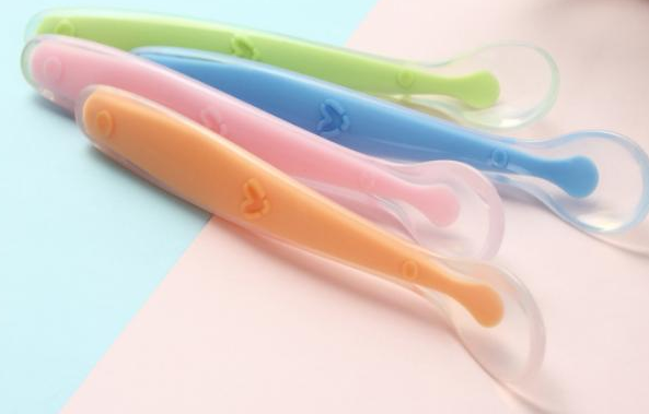 寶寶可以用硅膠勺子嗎-嬰兒用硅膠勺子安全嗎對孩子的身體好嗎，寶寶六個月以后，就可以添加輔食了，添加輔食對于小寶寶來說，可是打開了新世界的大門，他們可以用味蕾體驗這個豐富多彩的世界，品嘗媽媽精心準備的各種美食。寶寶在品嘗美味輔食之前還需要一把打開新世界大門的鑰匙，一把好用的硅膠勺子。相對于怎么給寶寶選擇奶瓶啊、選擇碗啊，給寶寶選擇一把合適的硅膠勺子更有講究！因為寶寶使用的勺子是什么材質(zhì)、款式，包括其功能，這都是需要家長去考慮關(guān)注的問題！那么，寶寶可以用硅膠勺子嗎-嬰兒用硅膠勺子安全嗎對孩子的身體好嗎？