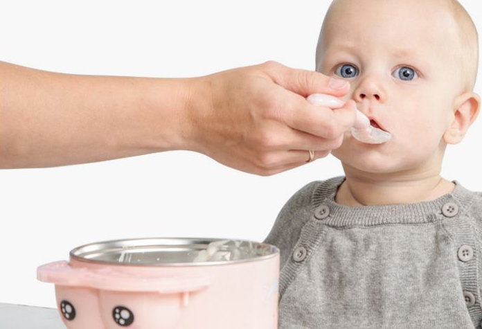 寶寶可以用硅膠勺子嗎-嬰兒用硅膠勺子安全嗎對孩子的身體好嗎，寶寶六個月以后，就可以添加輔食了，添加輔食對于小寶寶來說，可是打開了新世界的大門，他們可以用味蕾體驗這個豐富多彩的世界，品嘗媽媽精心準備的各種美食。寶寶在品嘗美味輔食之前還需要一把打開新世界大門的鑰匙，一把好用的硅膠勺子。相對于怎么給寶寶選擇奶瓶啊、選擇碗啊，給寶寶選擇一把合適的硅膠勺子更有講究！因為寶寶使用的勺子是什么材質(zhì)、款式，包括其功能，這都是需要家長去考慮關(guān)注的問題！那么，寶寶可以用硅膠勺子嗎-嬰兒用硅膠勺子安全嗎對孩子的身體好嗎？