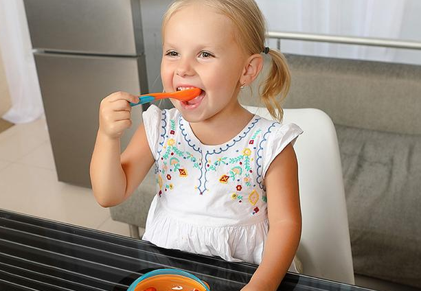 寶寶可以用硅膠勺子嗎-嬰兒用硅膠勺子安全嗎對孩子的身體好嗎，寶寶六個月以后，就可以添加輔食了，添加輔食對于小寶寶來說，可是打開了新世界的大門，他們可以用味蕾體驗這個豐富多彩的世界，品嘗媽媽精心準備的各種美食。寶寶在品嘗美味輔食之前還需要一把打開新世界大門的鑰匙，一把好用的硅膠勺子。相對于怎么給寶寶選擇奶瓶啊、選擇碗啊，給寶寶選擇一把合適的硅膠勺子更有講究！因為寶寶使用的勺子是什么材質(zhì)、款式，包括其功能，這都是需要家長去考慮關(guān)注的問題！那么，寶寶可以用硅膠勺子嗎-嬰兒用硅膠勺子安全嗎對孩子的身體好嗎？