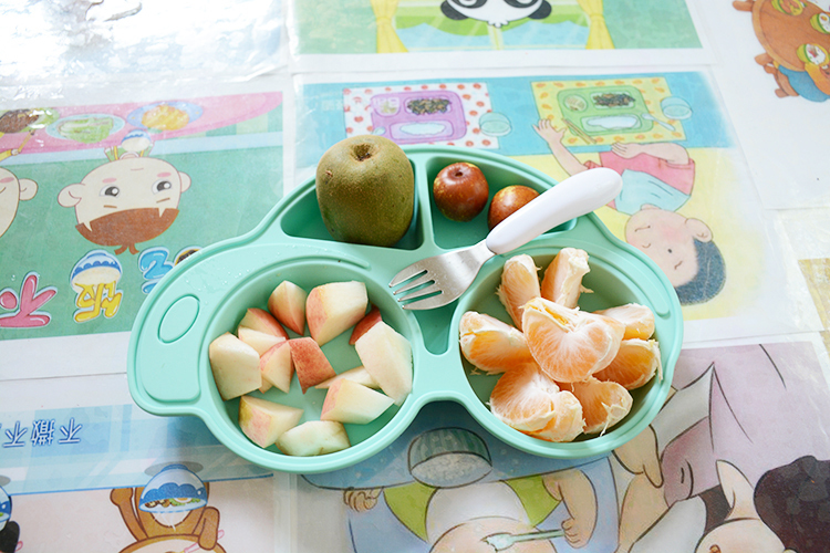 說到性能方面硅膠餐具與塑膠PP材質相提并論具有哪些差異呢？首先PP材質遇高溫而融化，遇低溫而易破裂，遇氣候性影響以老化變色等現象