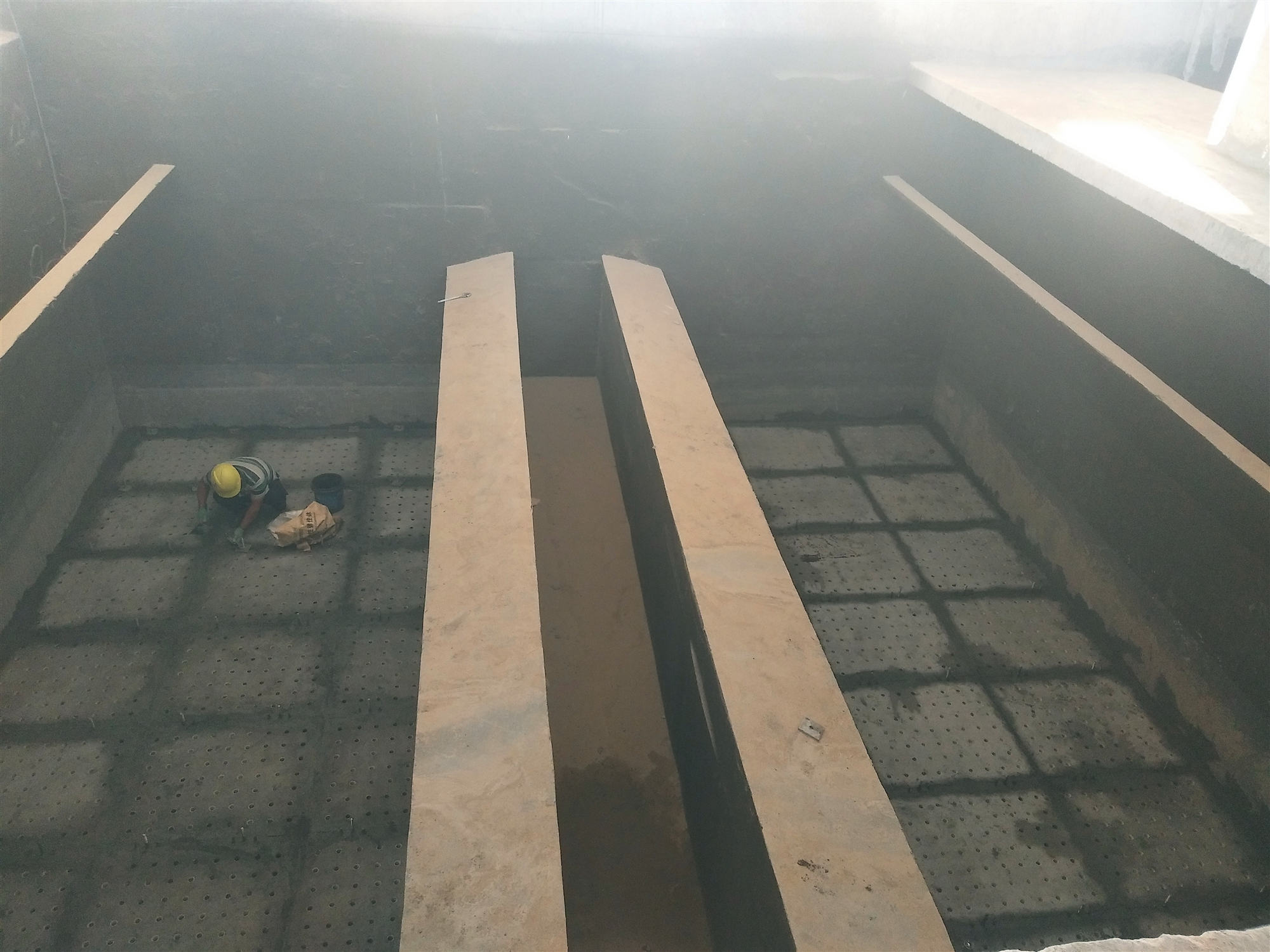 寧夏靈武臨港污水處理廠(chǎng)-水泥濾板安裝